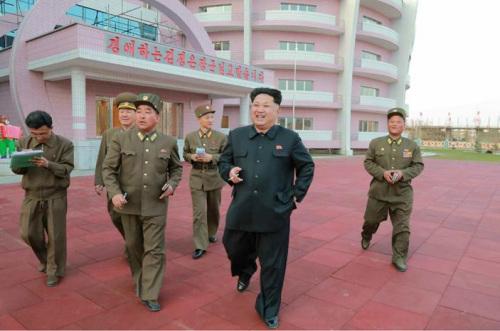 朝鲜最高领导人金正恩前往即将完工的元山幼儿园与爱育院视察。朝鲜《劳动新闻》 