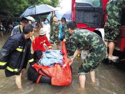 暴雨中的武汉：产妇乘气垫船分娩 武大试卷被打湿