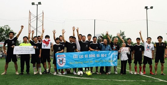 越南抗议者组足球队集会反华