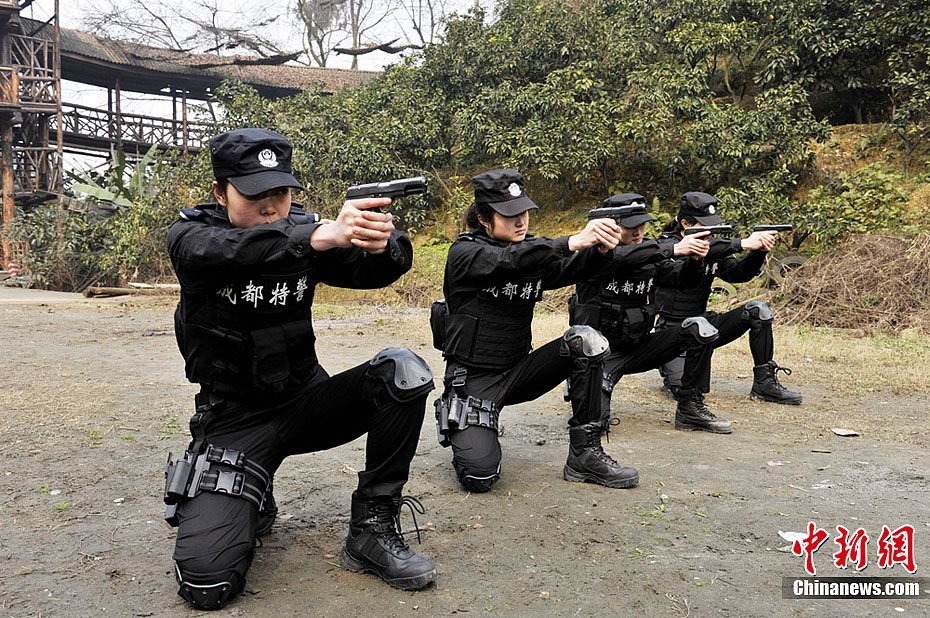 <em>高清</em>组图:成都<em>女子特警队</em>探秘_新闻中心_中国
