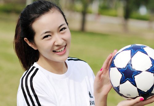 冬日HOLD不住性感 海南足球宝贝美丽冻人