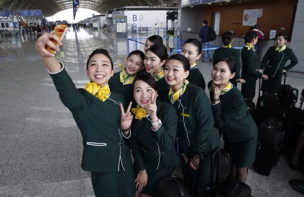 大陆首批24名台湾籍空姐空少亮相 执飞多条航线