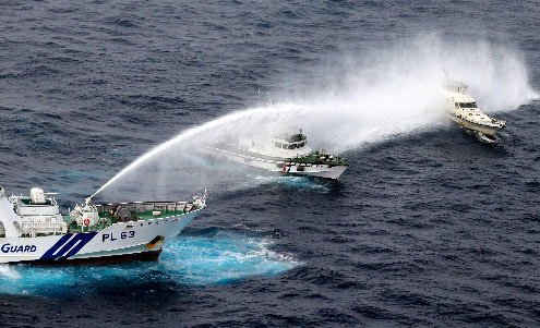 台湾保钓船遭日舰水炮围攻被迫返航(组图)
