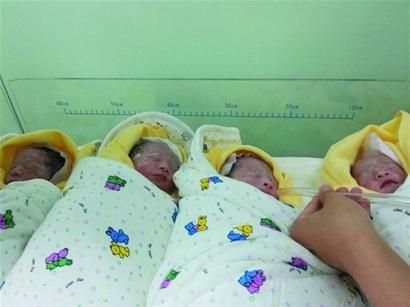 青岛36岁产妇生下2男2女四胞胎 取名平安快乐