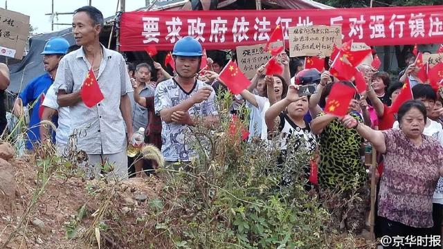 浙江一乡长征地途中遭村民泼汽油点火 被烧伤