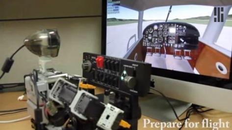 人形机器人模拟驾驶飞机 飞行技术可达真人标
