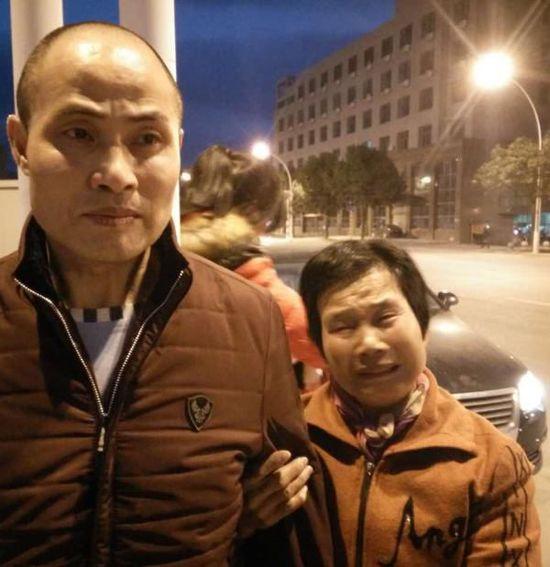 2016年2月4日,刚刚走出监狱的许玉森(左一),右一为许玉森的母亲。