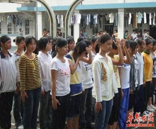 <em>卫校女生</em>雨中罚站系军训旧照 发帖者道歉_新
