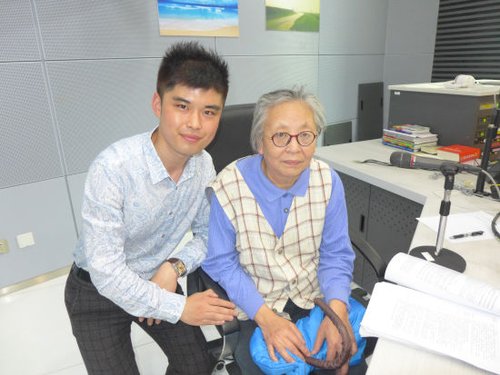 主持人和朱令妈妈