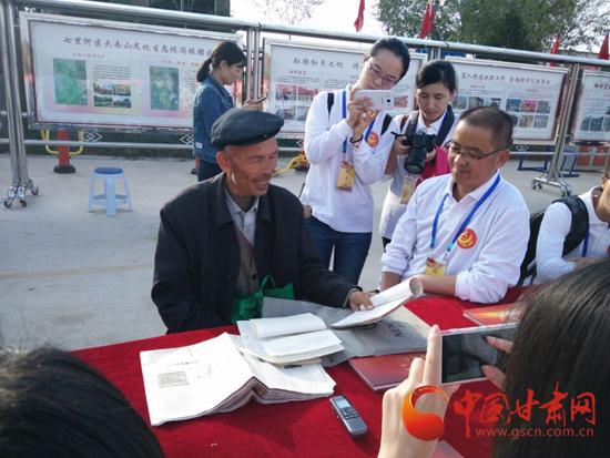 【网络媒体走转改】沈家岭上唱新歌七旬老人自编山歌唱心声