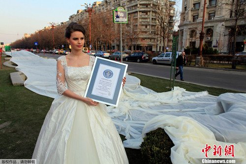 世界最長婚紗亮相 10個裁縫耗時百日縫制(組圖)