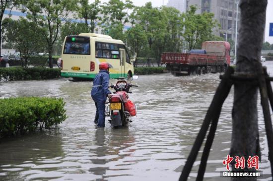 资料图：6月20日，安徽合肥突降暴雨，致使城区部分道路内涝积水，交通拥堵不堪。中新社记者 张娅子 摄 