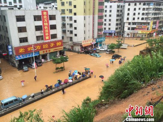 暴雨袭广东龙川县 城区多处被淹2万多人受灾