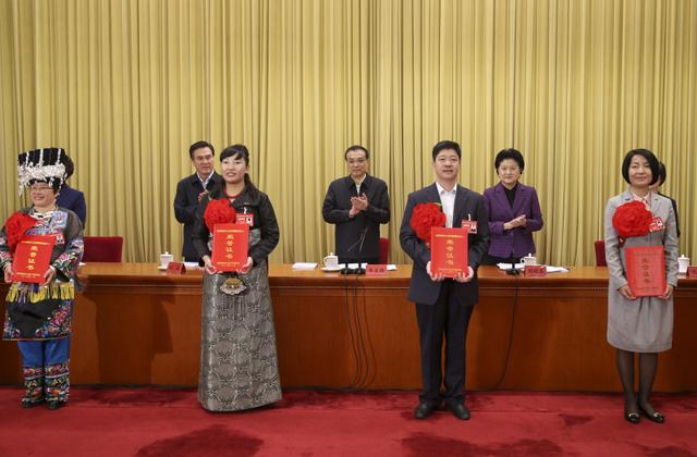 李克强:全面有效保护妇女儿童合法权益 奋力开