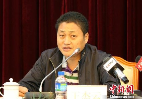 面对与会的20多家媒体记者,东川区副区长林华就备受社会关注的