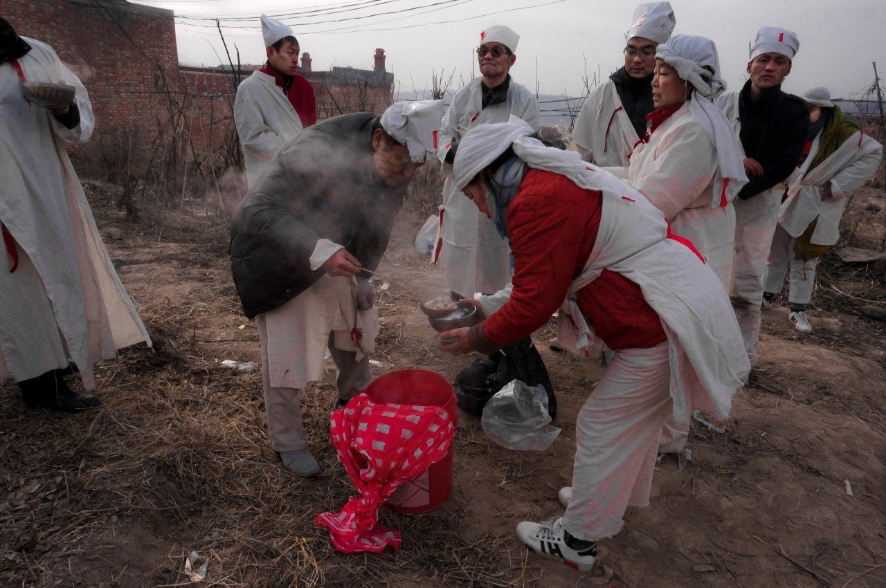 亲属们在墓地一起吃水饺,并祭祀死者,寓意最后和死者吃顿团圆饭。 亲属们在墓地一起吃水饺,并祭祀死者,寓意最后和死者吃顿团圆饭。