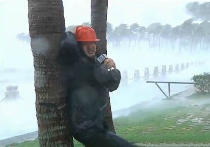 记者绑树上报道台风“海鸥”实况 称已无法说话