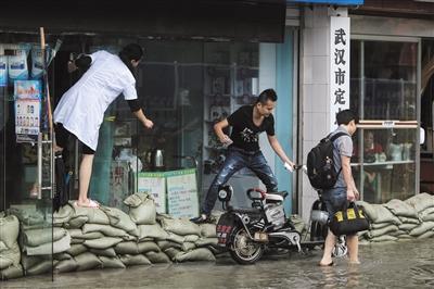 暴雨中的武汉：产妇乘气垫船分娩 武大试卷被打湿