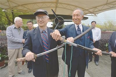 南京抗日航空纪念馆获赠侵台日军投降献降军刀