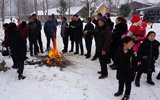 河南农村雪天办喜事 客人扎堆烤火取暖