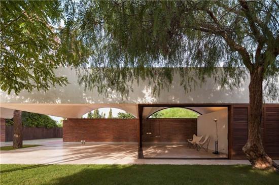 一室阳光 西班牙设计师用红砖绵延成家