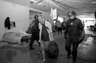 公司14亿买下大厦被强占 法警用液压钳将门锁剪开