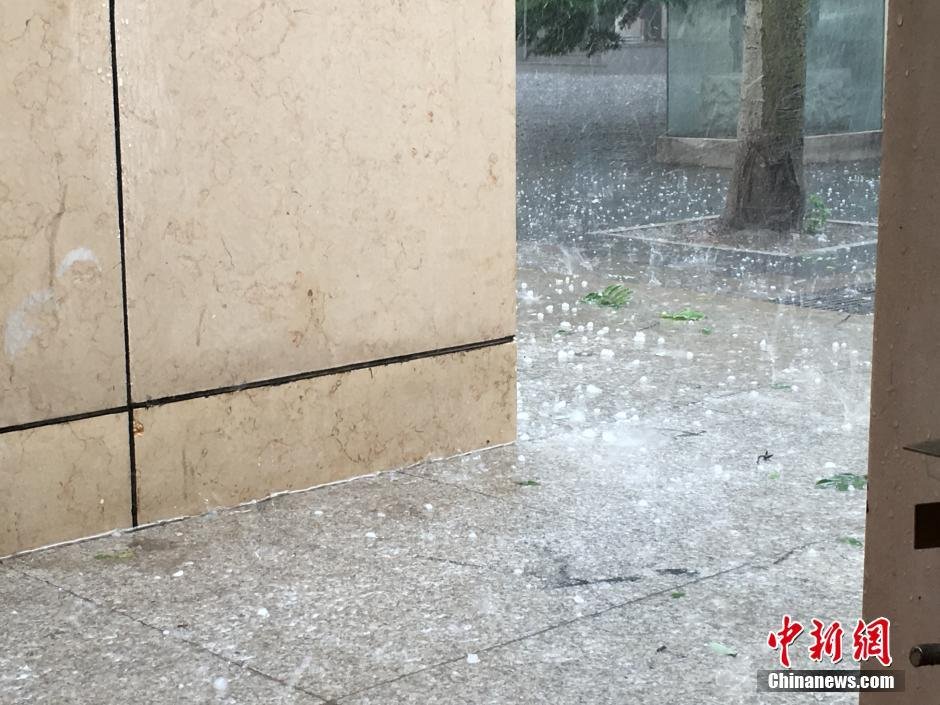 北京迎阵雨天气电闪雷声 局地现冰雹(高清组图)