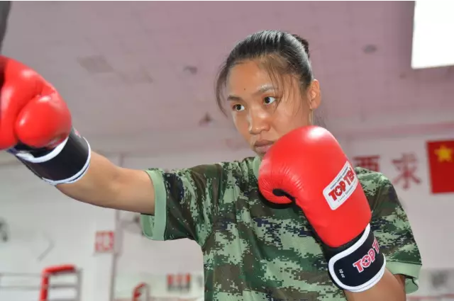 她是一名武警女兵,是武警体工队的一名运动员.