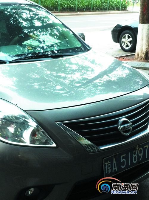 海口:警服男开套牌车1年 市民质疑执法犯法