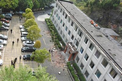 贵州一学校电箱爆炸致楼顶墙体垮塌 学生2死3