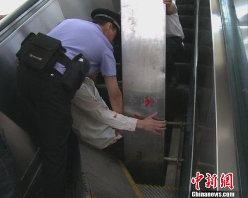 南京举行地铁电扶梯故障演练 模拟扶梯梯级脱