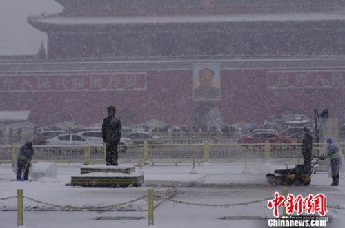 11月22日，北京在周日迎来了第二场降雪。图为天安门广场上武警战士在雪中纹丝不动坚守岗位。