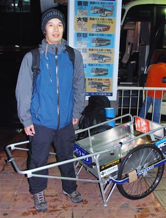 他在旅行中尽量不乘坐公交车、火车等交通工具，坚持步行