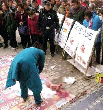 刚生下的婴儿被扔下楼