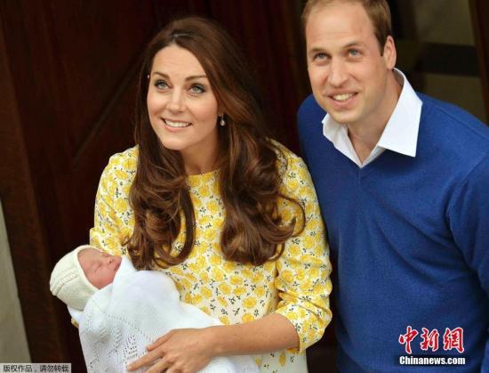 英国剑桥公爵夫人凯特王妃在生产完公主不到10个小时后，也就是当地时间5月2日下午6点，抱着小公主与剑桥公爵威廉王子一同离开位于西伦敦的圣玛丽医院。候在医院外的媒体和民众借此机会目睹了这位英国王室新成员的风采。