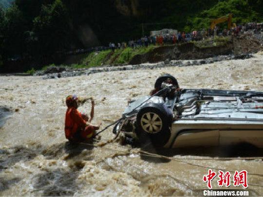 云南泸水一教练车训练时坠河 4名乘客全部遇难