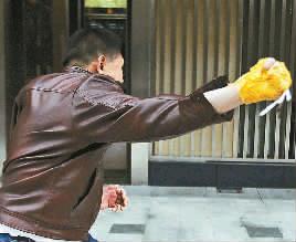 男子当职业挨打师 5元3拳月收入七八万