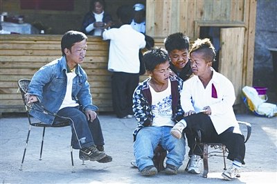 昆明“小人国”百余侏儒聚居