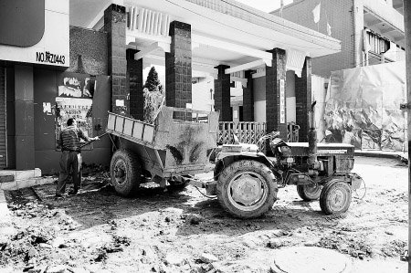 高三学生嫌施工噪声大推倒围墙 幸无人伤亡(图)