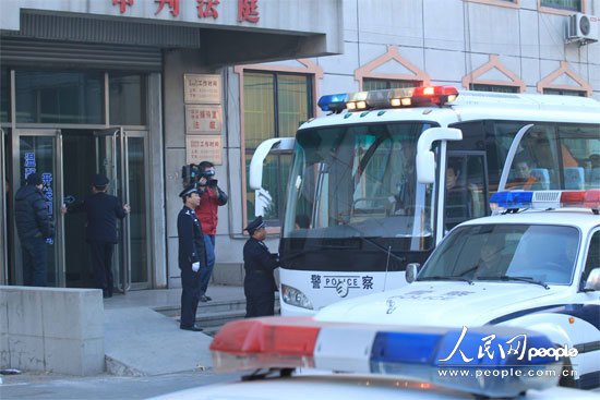 足坛反腐案庭审:杨一民头发花白步入审判庭