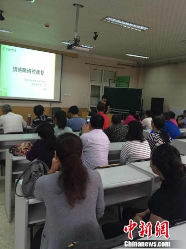 抑郁症群体的自救与互助:吃药不下30种 抱团取暖
