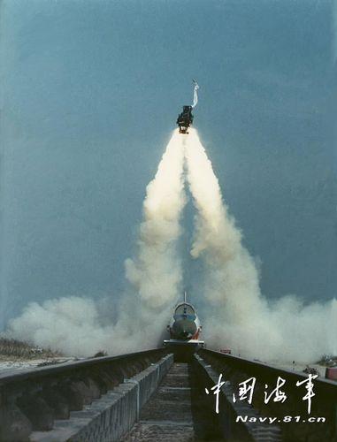 官方披露歼15救生弹射试验:超音速中顺利出舱