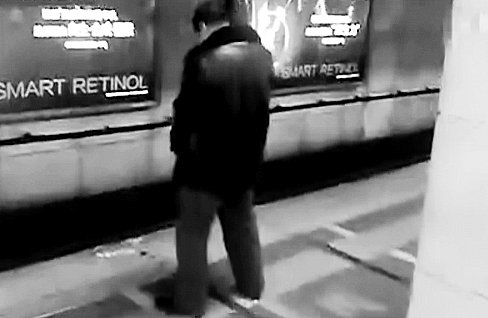 男子在北京地铁站撒尿 站台50米处就有厕所