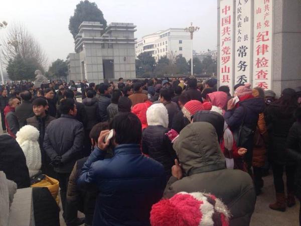 河南罗山数百教师维权讨工资 政府急发绩效