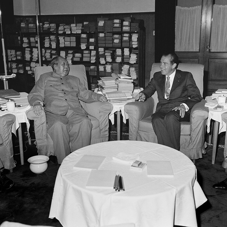 1972年2月21日，毛泽东在中南海家中书房会见第一位来华访问的美国总统理查德·尼克松。
