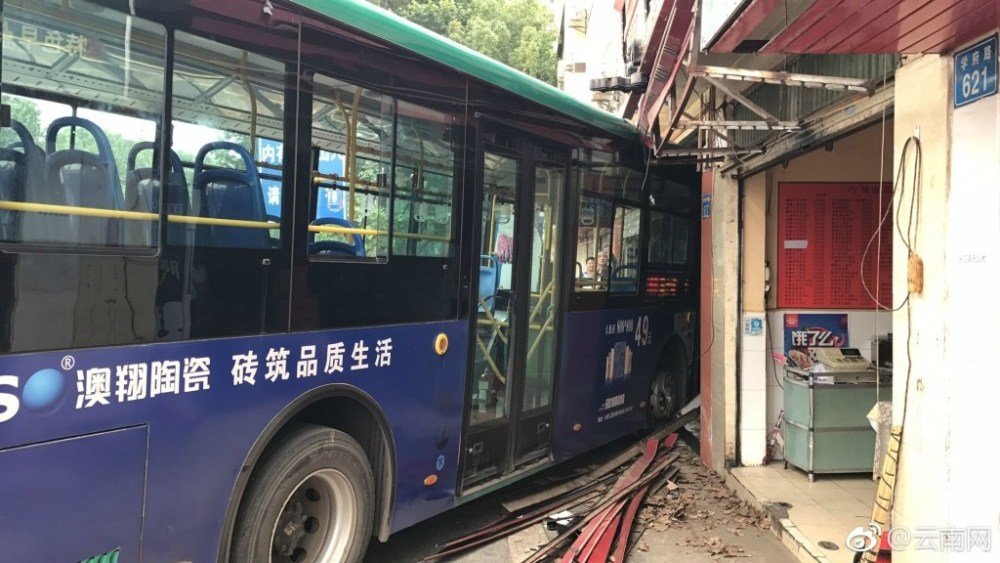 昆明一公交撞进小吃店 近10人受伤