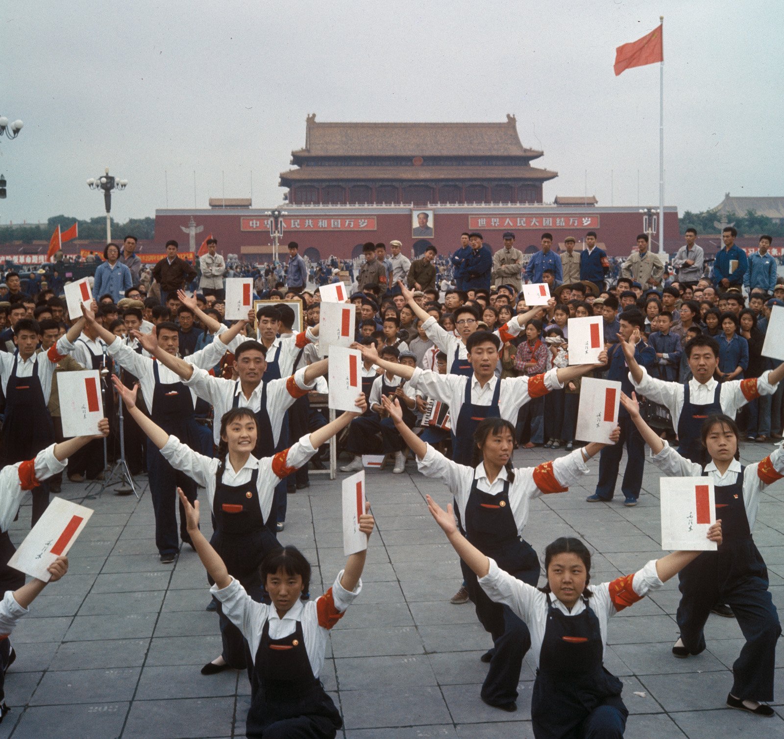 红卫兵在天安门广场宣传毛泽东思想。 红卫兵在天安门广场宣传毛泽东思想。