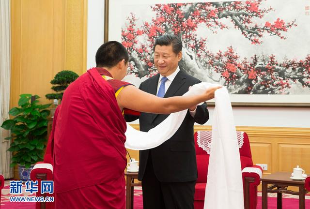 习近平接受班禅额尔德尼·确吉杰布拜见