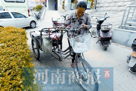 妻子每天撿18小時廢品供養中風丈夫(圖)