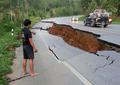 泰国北部发生地震 公路开裂佛像受损